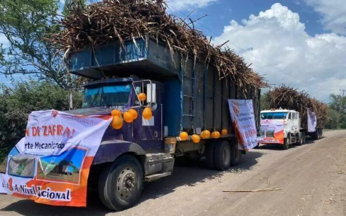 Transportistas y participantes de zafra en Pánuco realizan caravana triunfal Gustavo García (1)